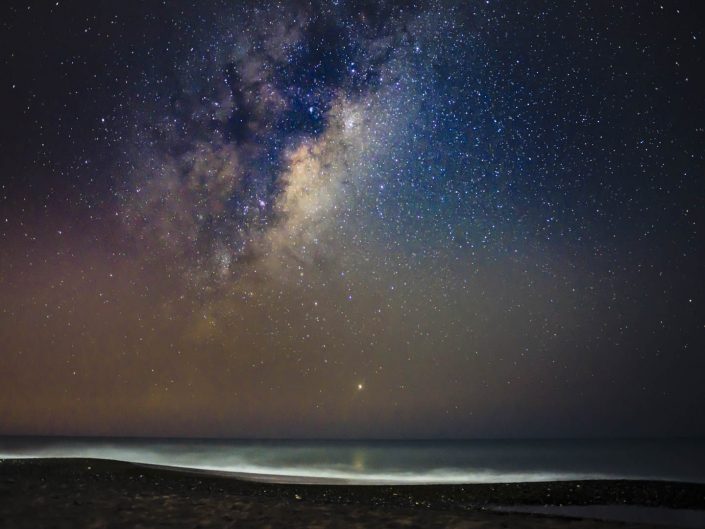 Fotografia de paisaje nocturno via láctea