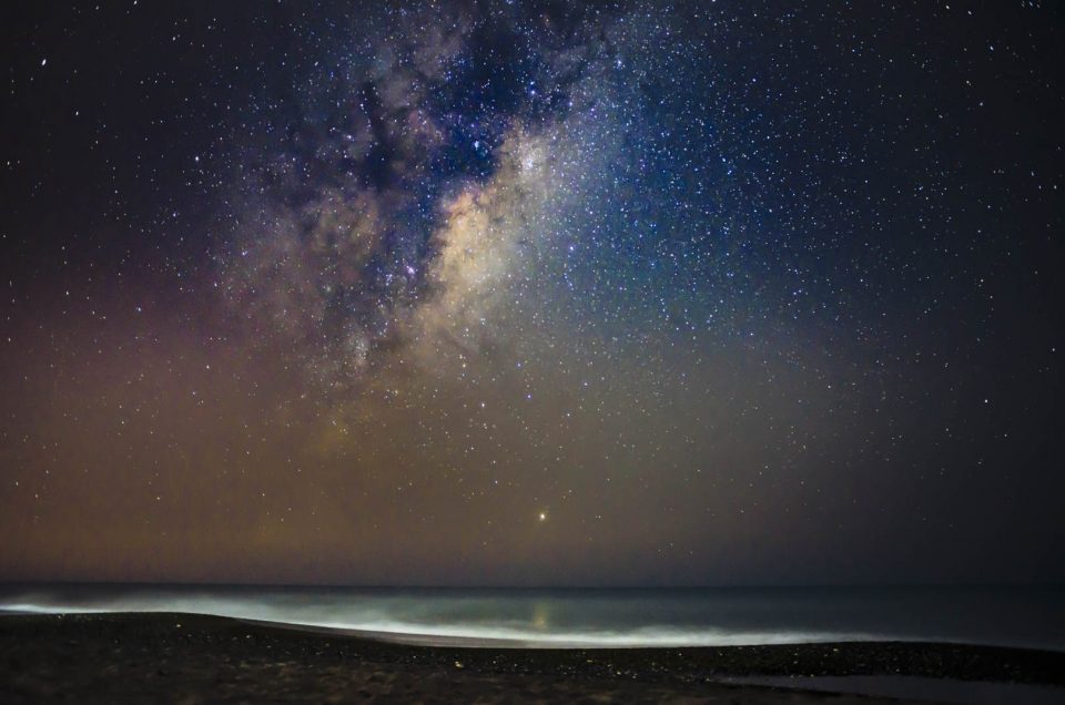 Fotografia de paisaje nocturno via láctea